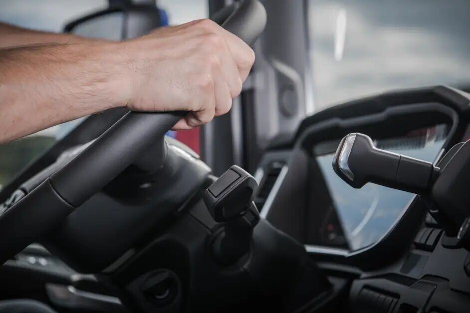 problemy-z-ukadem-kierowniczym-w-samochodzie-ciezarowym-po-czym-poznac-awarie-1200x628