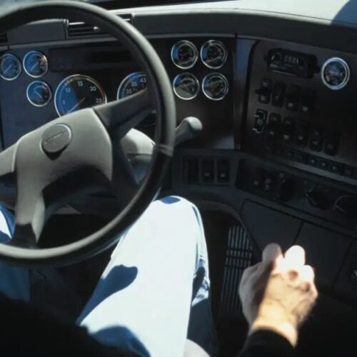 3 Symptome, die auf einen Getriebeschaden bei einem Lkw hindeuten können